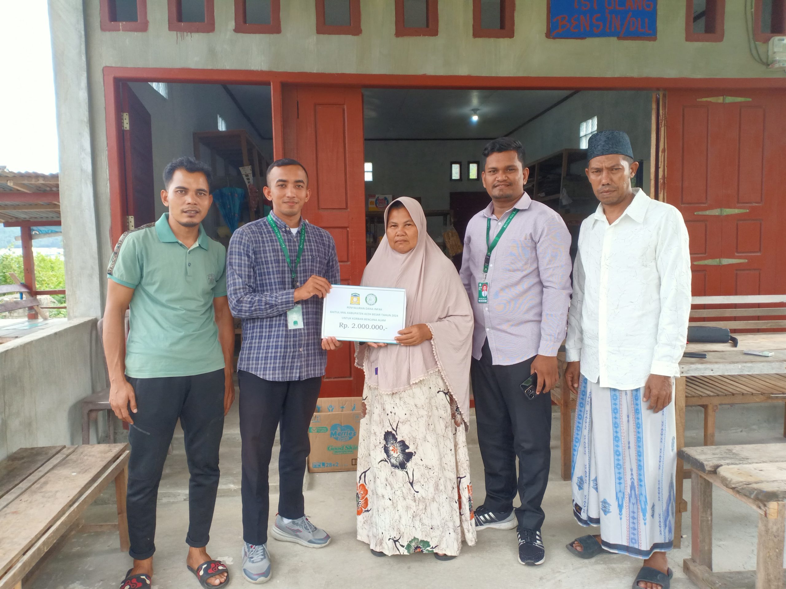 Korban Agin Kencang, Warga Gugop Pulo Aceh Terima Bantuan Baitul Mal Aceh Besar