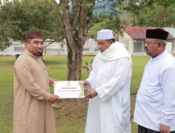 Seusai Shalat Id, Iswanto Menyerahkan Hewan Kurban di Masjid Al Munawwarah