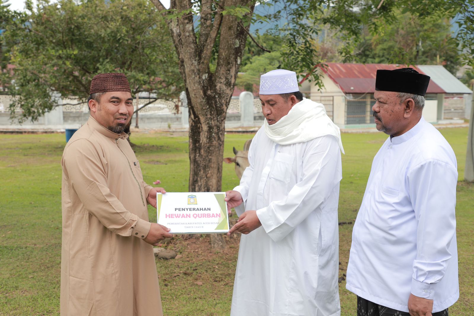 Seusai Shalat Id, Iswanto Menyerahkan Hewan Kurban di Masjid Al Munawwarah