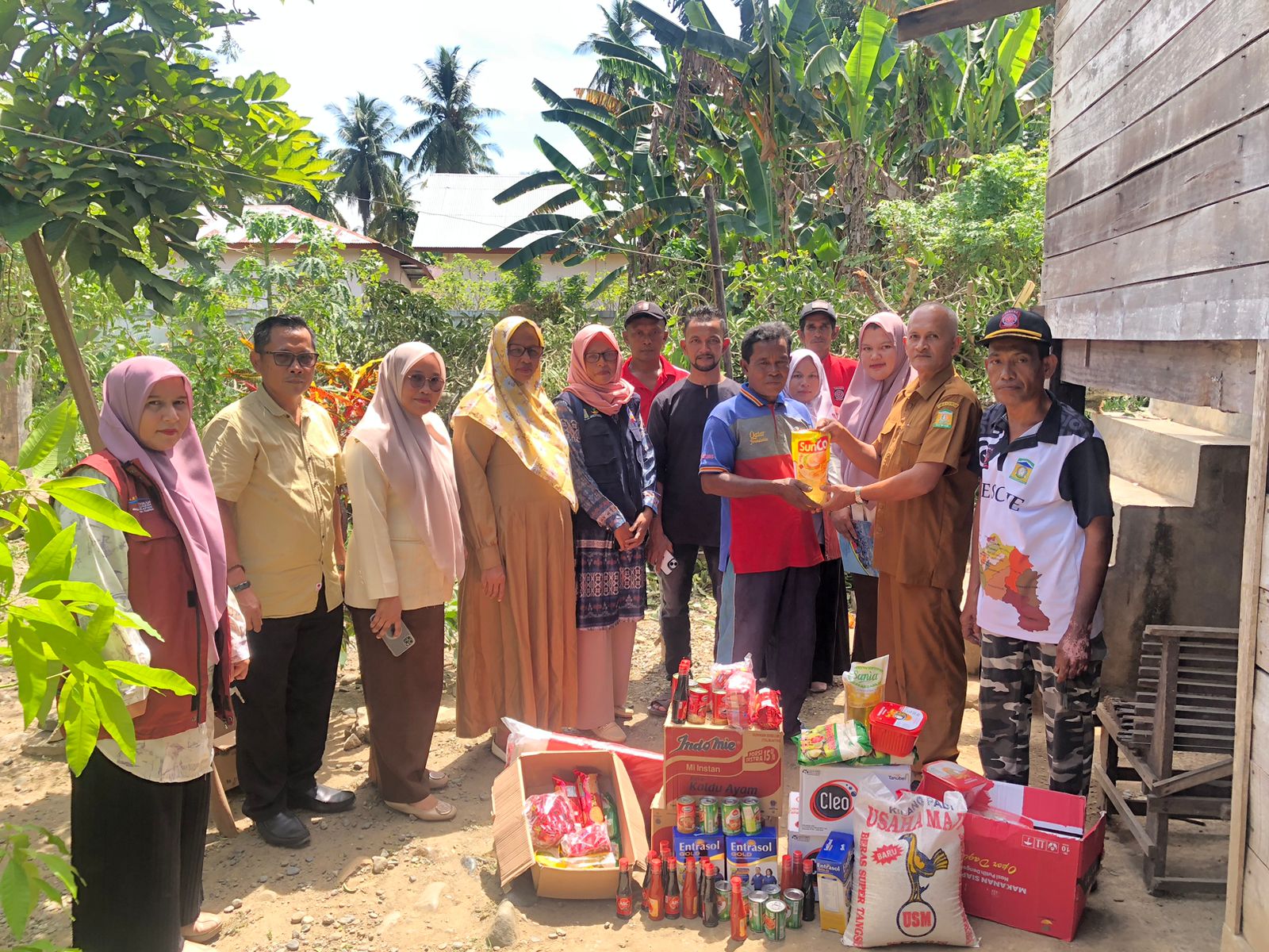 Dinsos Aceh Besar Salurkan Bantuan Masa Panik untuk Warga Lampisang Dayah Korban Angin Kencang
