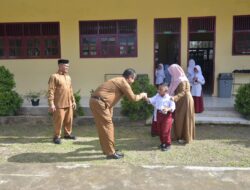 Hari Pertama Masuk Sekolah, Plt Kadis Kominfo Aceh Besar Sapa Murid SD