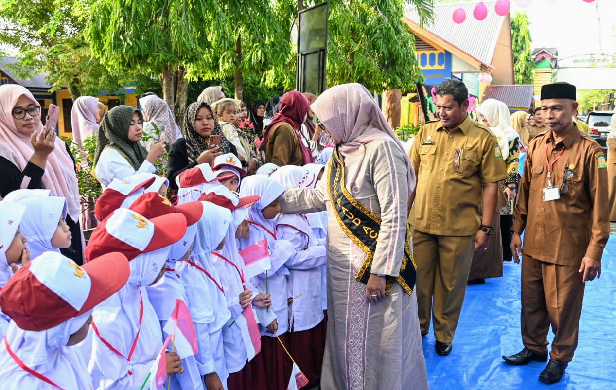 Pj Bunda PAUD Aceh Pantau Hari Pertama Masuk Sekolah di Aceh Besar