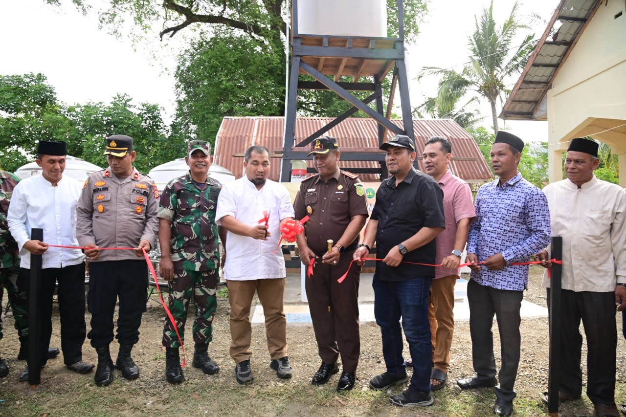 Pj Bupati Iswanto dan Kajari Aceh Besar Resmikan Sumur Berkah Adhyaksa di Meunasah Mesjid Lampuuk