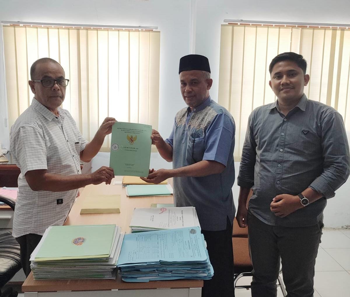 Kemenag Aceh Besar Terima Sertifikat dari BPN