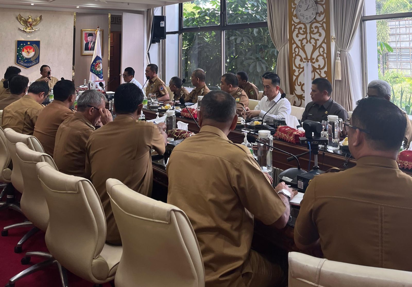 Mendagri Beri Arahan Khusus Pj Bupati/Walikota yang Baru di Ruang Kerjanya