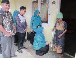 Pj Ketua TP PKK Aceh Besar Antar Langsung Alat Bantu Jalan untuk Lima Lansia Gampong Teureubeh