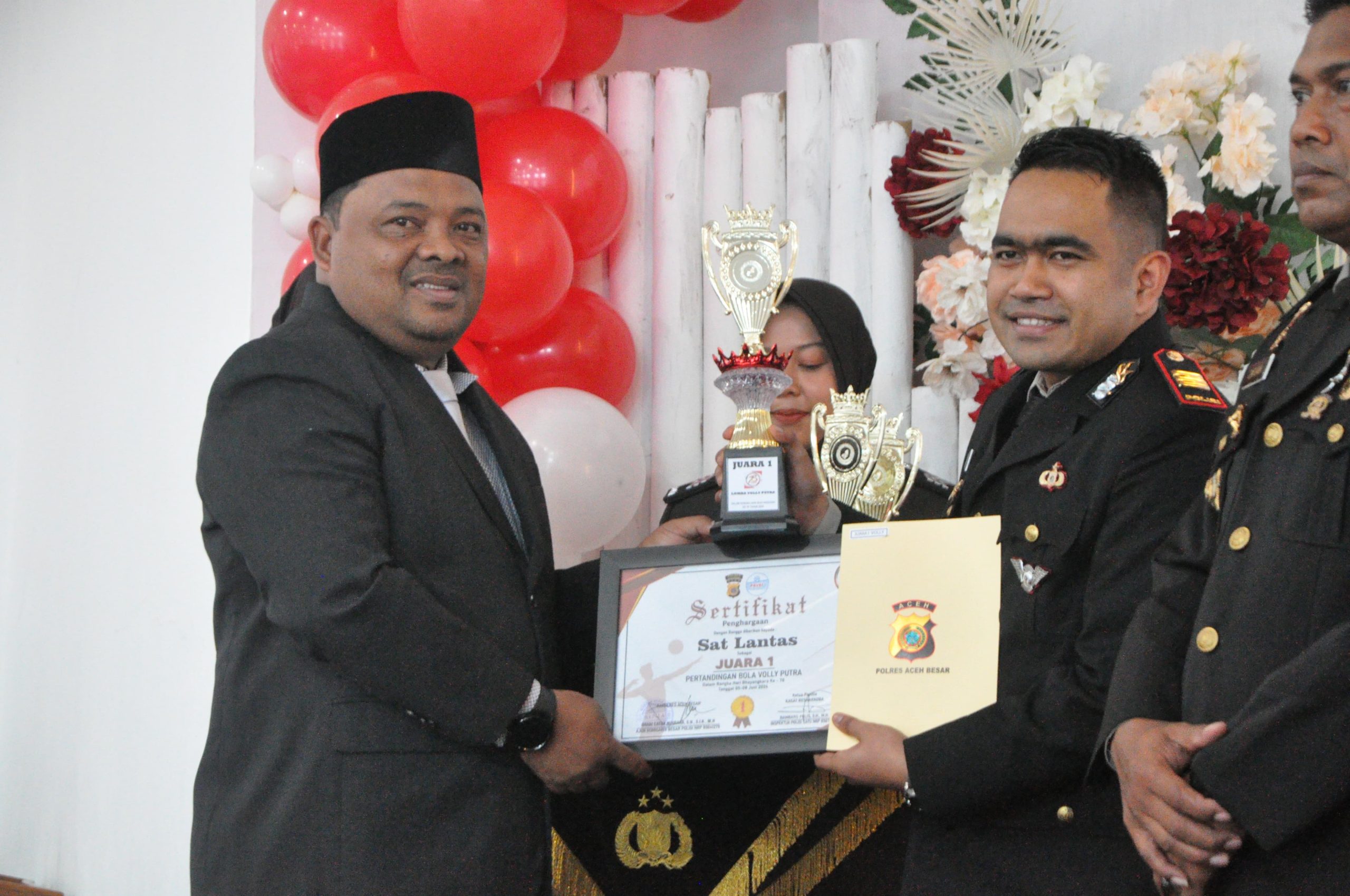 Sekda Sulaimi Serahkan Piala Voli Putra Hari Bhayangkara ke-78 di Polres Aceh Besar