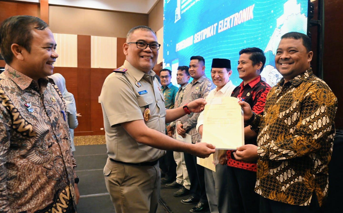 Wakili Pj Bupati, Sekda Sulaimi Hadiri Peluncuran Layanan Elektronik dan Penerbitan Sertifikat Elektronik BPN Aceh