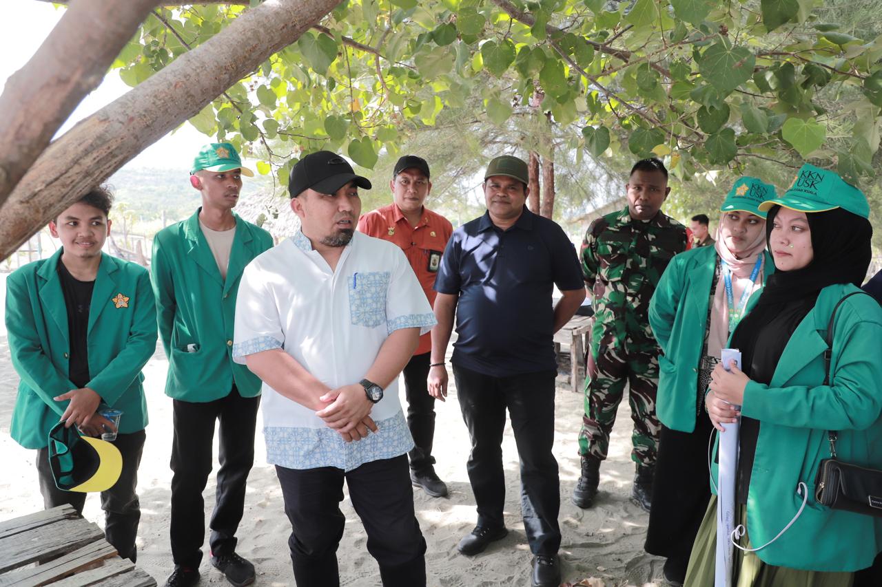 Jelang HUT ke-79 RI, Pj Bupati Aceh Besar Ajak Mahasiswa KKN Pasang Bendera Merah Putih dan Bersihkan Pantai