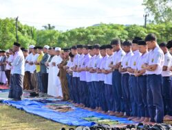 Kadisdikbud Aceh Besar Shalat Istisqa Bersama Ribuan Siswa dan Guru se-Kecamatan Lhoknga