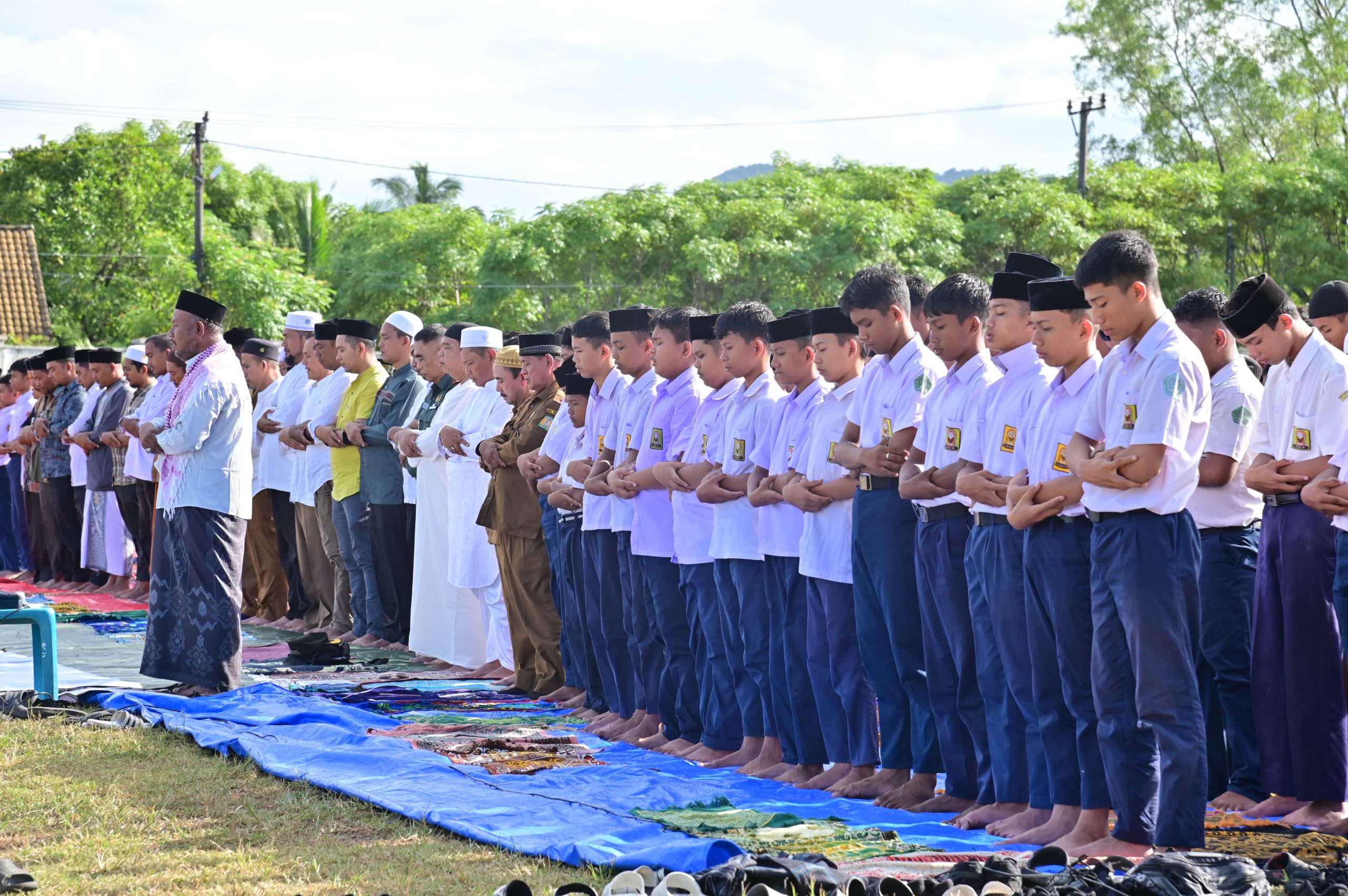 Kadisdikbud Aceh Besar Shalat Istisqa Bersama Ribuan Siswa dan Guru se-Kecamatan Lhoknga