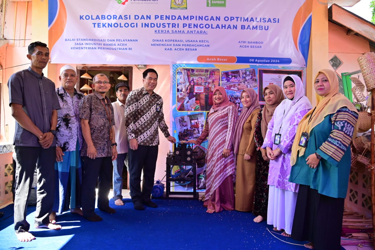 Kolaborasi BSPJI dan TP-PKK Aceh Besar Bantu Mesin Belah Bambu untuk Warga Lhoknga