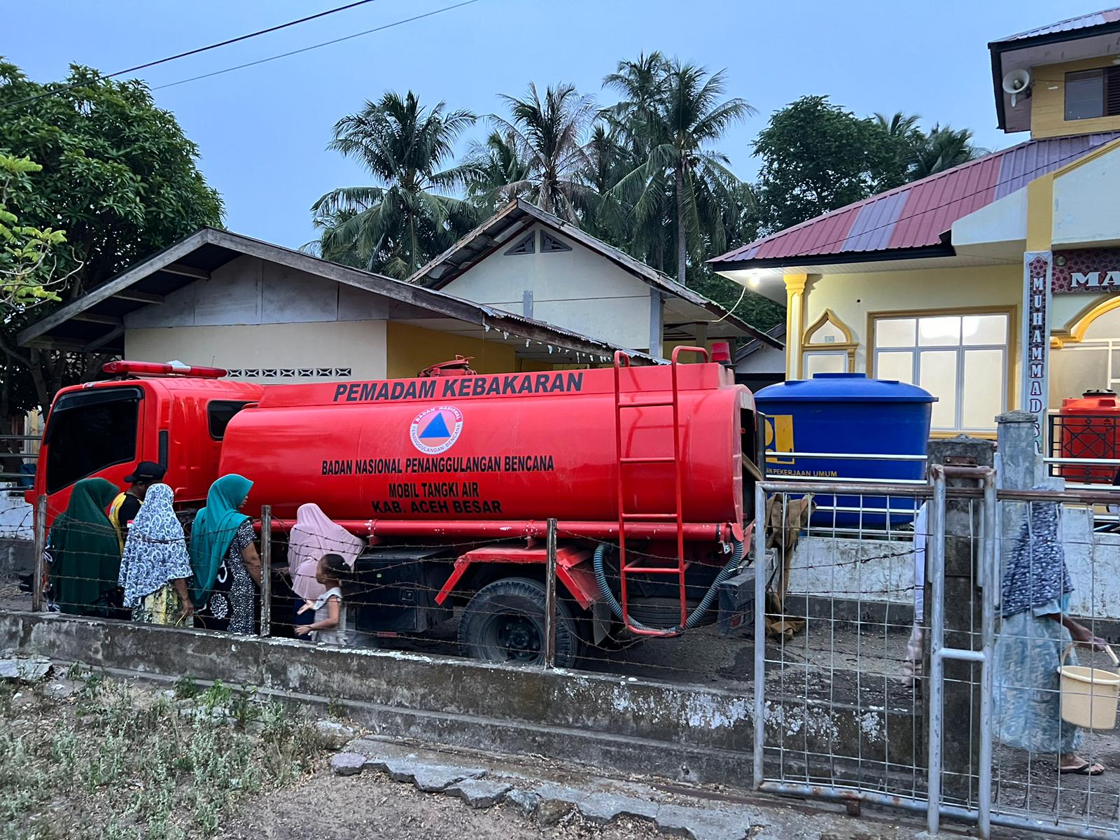 Sepekan Terakhir, BPBD Aceh Besar Salurkan 951.000 Liter Air Bersih di Lhoknga dan Sekitarnya