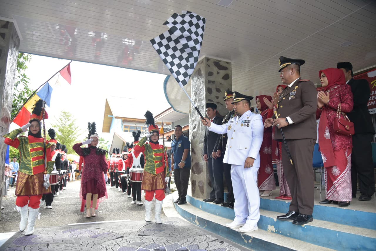 Dilepas Pj Bupati Iswanto, Ratusan Pelajar Meriahkan Karnaval HUT ke-79 RI di Kota Jantho