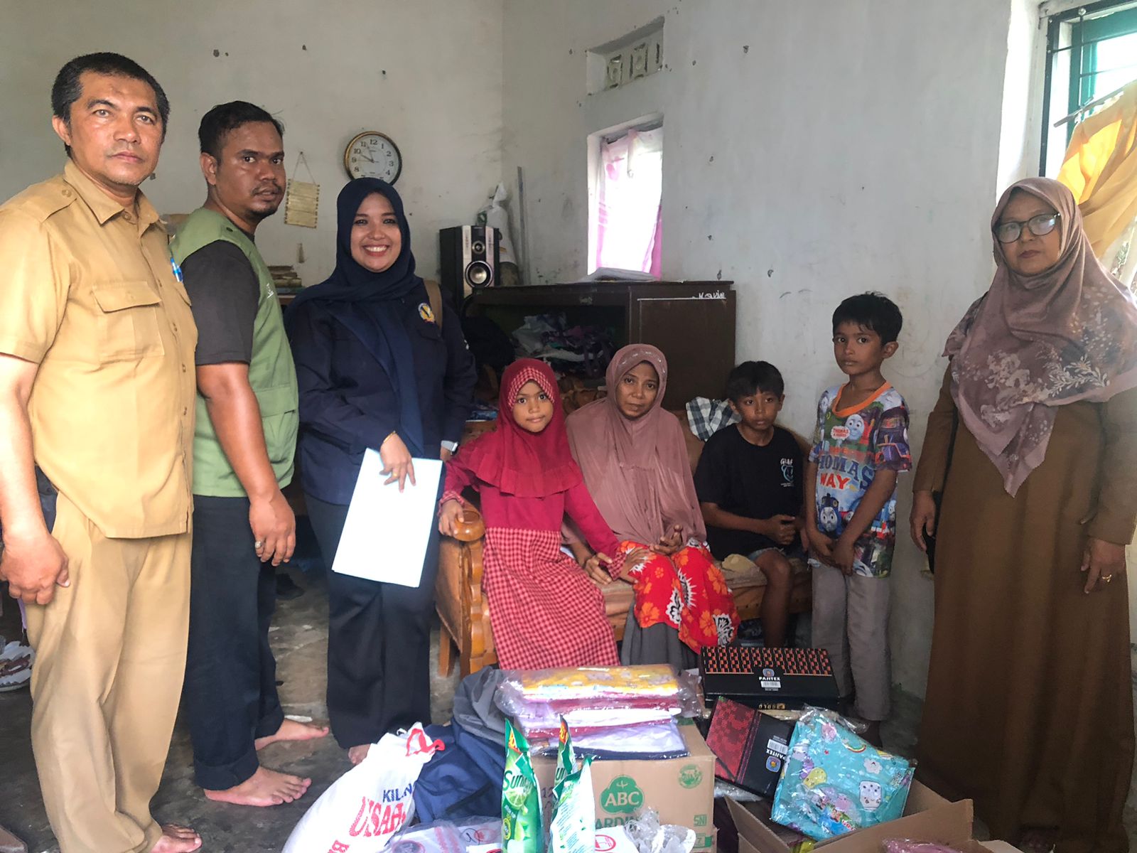 Pemkab Aceh Besar Antar Bantuan Kemanusiaan untuk Cut Melly di Peukan Bada