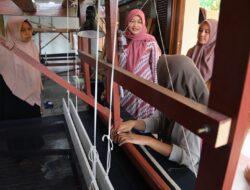Pastikan Pakai Motif Khas Aceh Besar, Pj Ketua Dekranasda Cut Rezky Jumpai Penenun