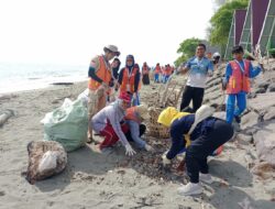 Sambut PON XXI dan HUT ke-79 RI, Aceh Besar Bersihkan Kawasan Wisata Pantai