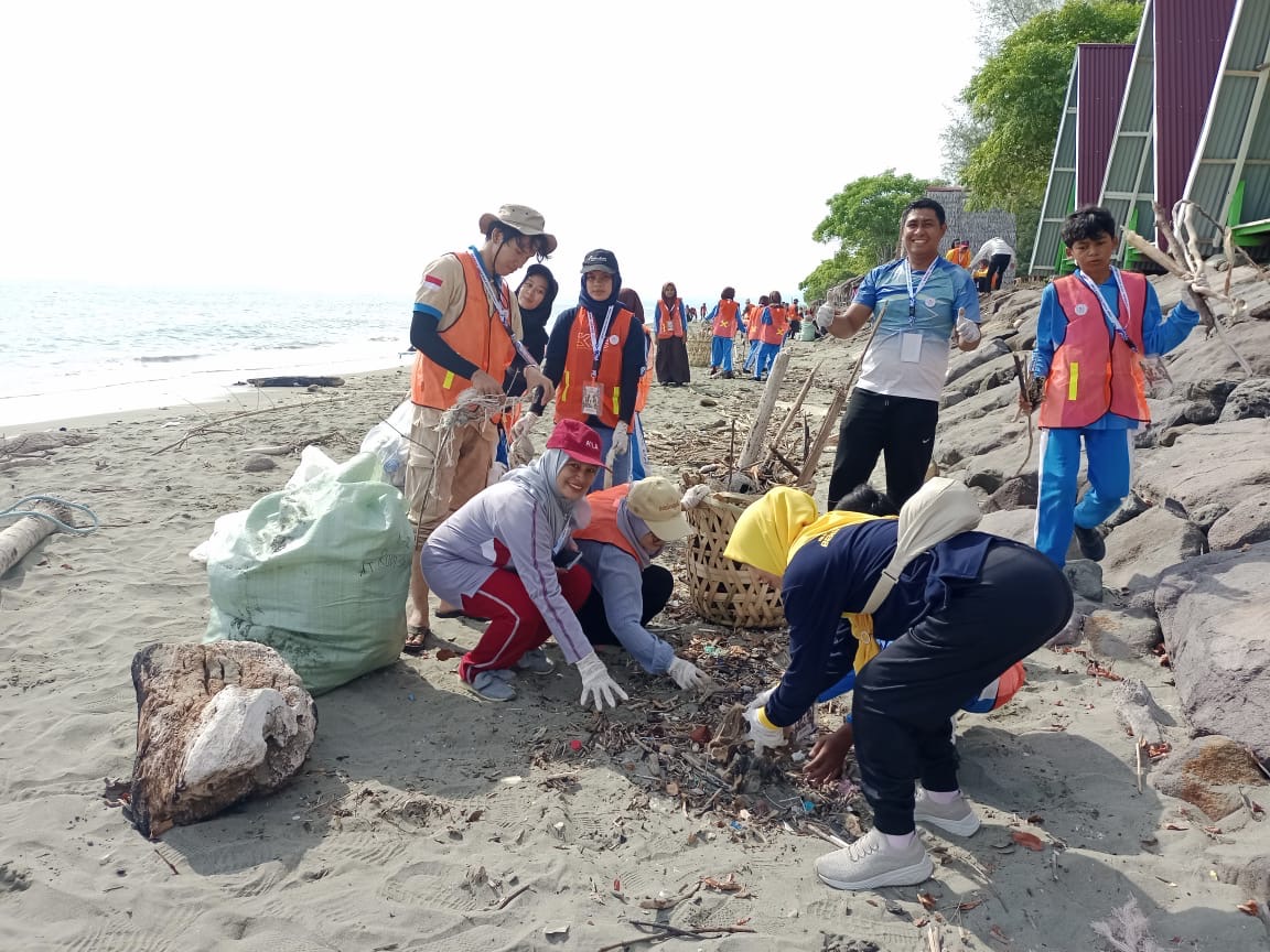 Sambut PON XXI dan HUT ke-79 RI, Aceh Besar Bersihkan Kawasan Wisata Pantai