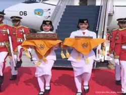Bendera Pusaka dan Teks Proklamasi Tiba di Halim Perdanakusuma
