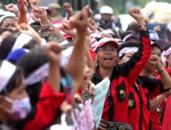 Ribuan Buruh Gelar Aksi Unjuk Rasa di Monas Hari Ini