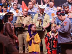 Momen Kapolri dan Ketua Bhayangkari Sapa Anak Pemenang Lomba Setapak Perubahan