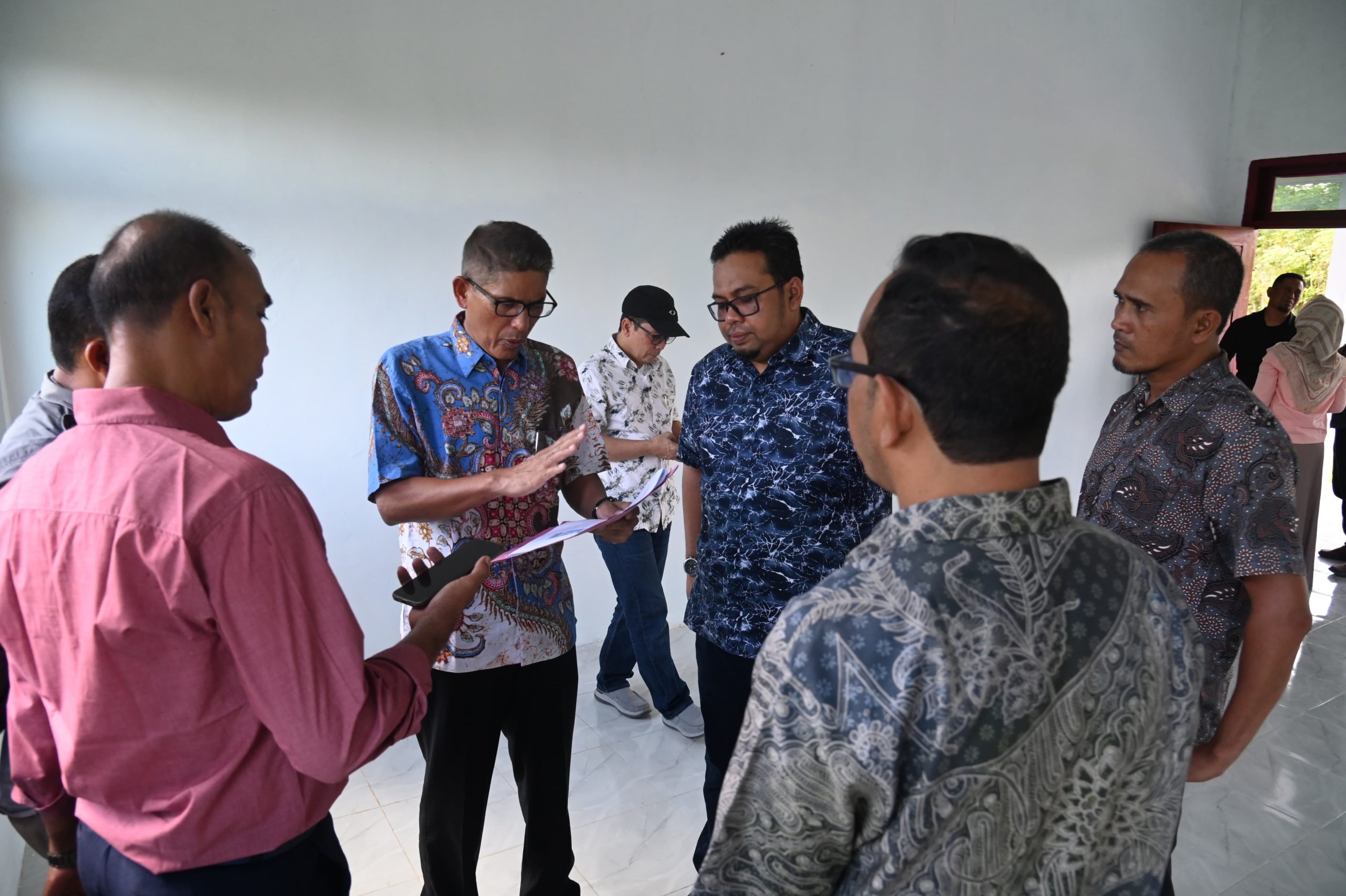 Wakili Pj Bupati, Asisten III Sekdakab Aceh Besar Periksa Hasil Perbaikan Pembangunan Gedung SDN Bak Sukon