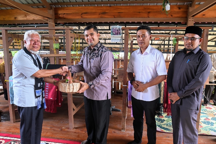 Tim Seleksi OVOP Kunjungi Sentra Tenun Kain Songket Gampong Krueng Kalee
