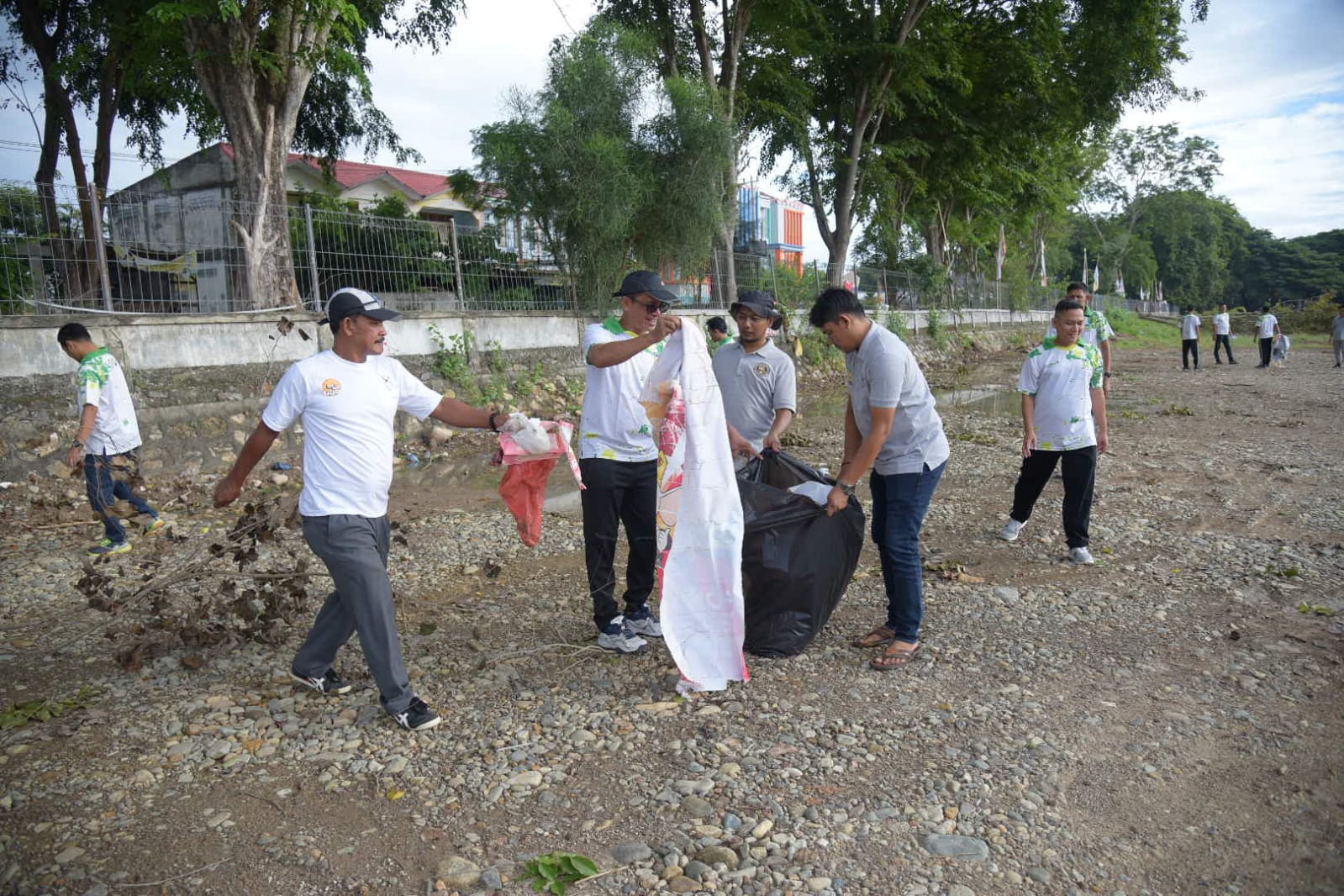 Dalam Rangka WCD, Kadis PMG Aceh Besar Pimpin Aksi Satu Jam Pungut Sampah di Bandara SIM