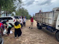 Staf Ahli Bupati Pimpin Aksi Satu Jam Pungut Sampah di Lapangan Golf Lhoknga