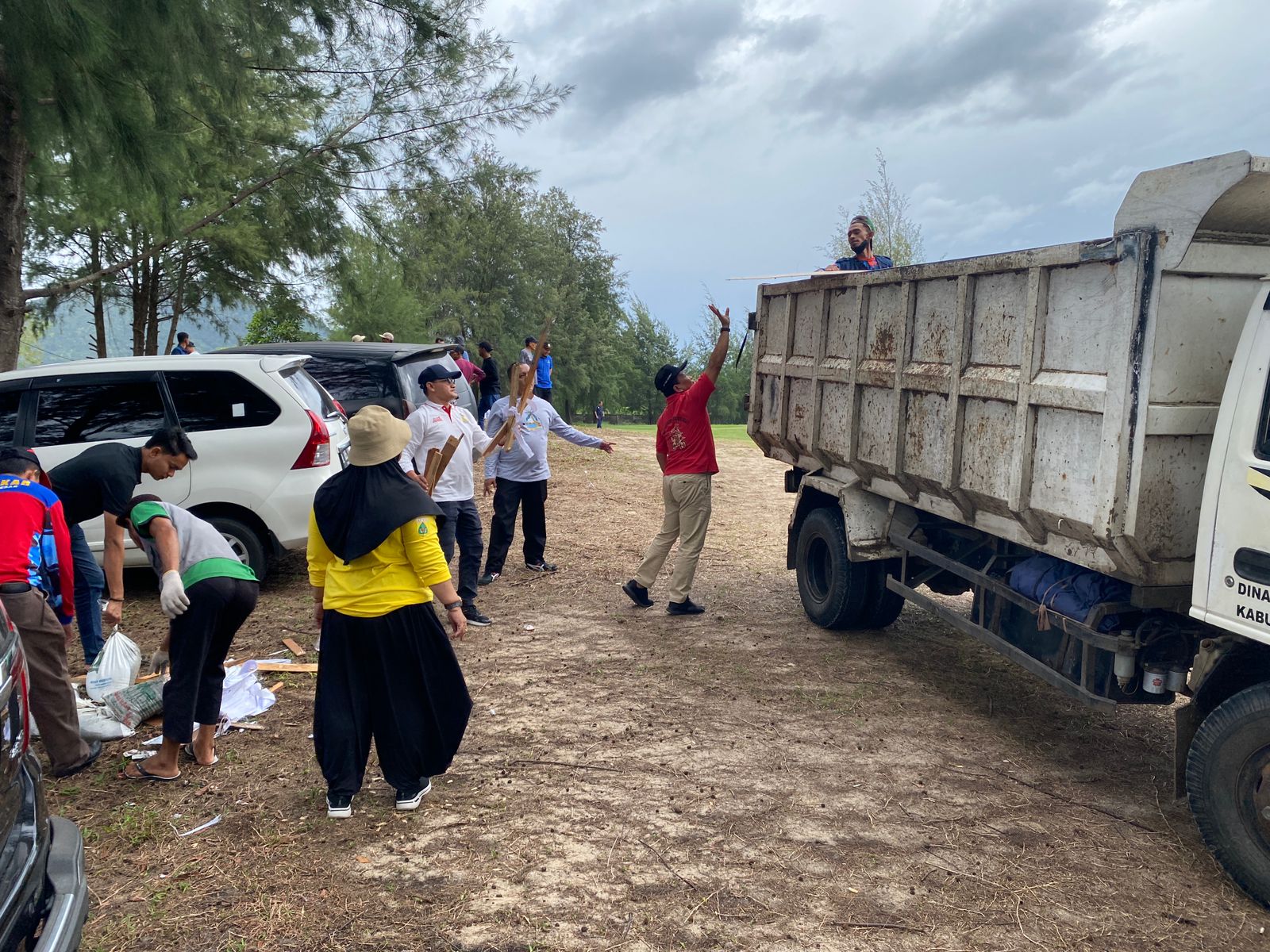Staf Ahli Bupati Pimpin Aksi Satu Jam Pungut Sampah di Lapangan Golf Lhoknga