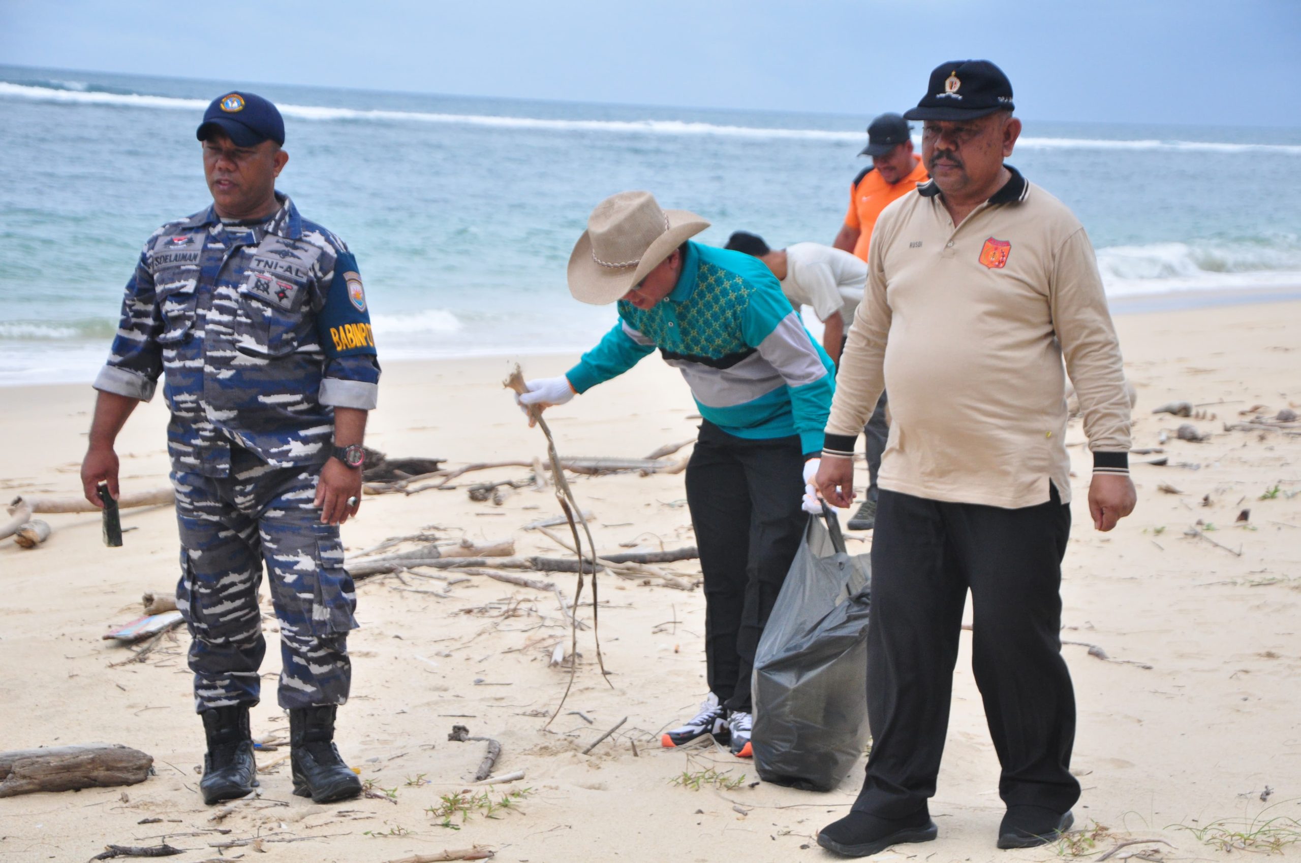 Ratusan ASN Gotong-royong Bersih Venue PON XXI di Pulo Kapok Lhoknga