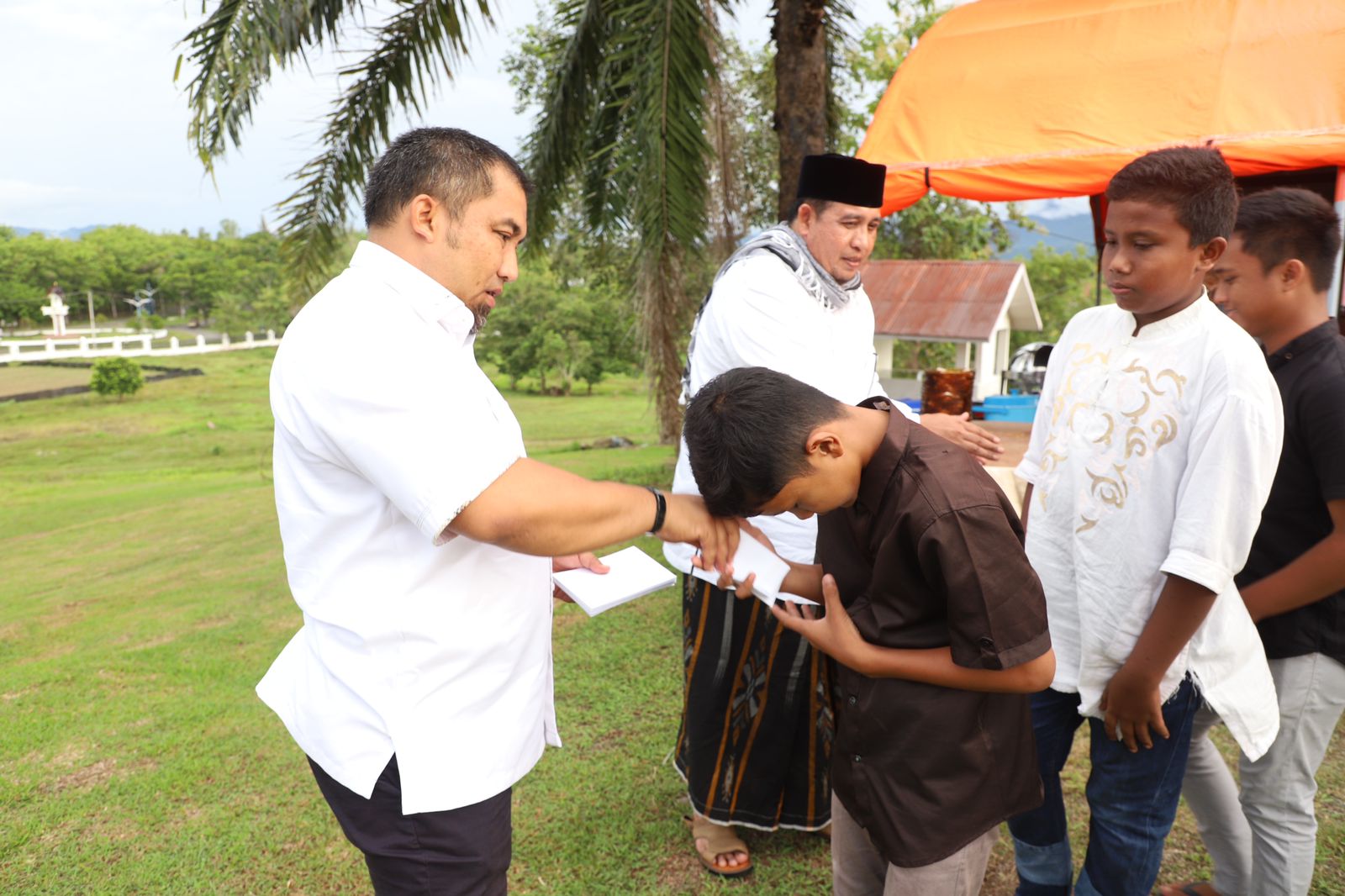 Peringatan Maulid Nabi di Balee Beut Meuligoe, Pj Bupati Aceh Besar Santuni Anak Yatim