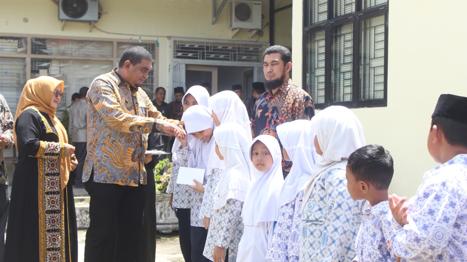 Kemenag Aceh Besar Santuni Anak Yatim Saat Peringatan Maulid Nabi