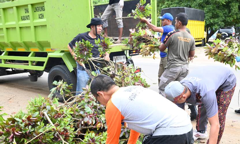 Pemkab Aceh Besar Gelar Aksi Satu Jam Pungut Sampah di Kawasan KIA Ladong