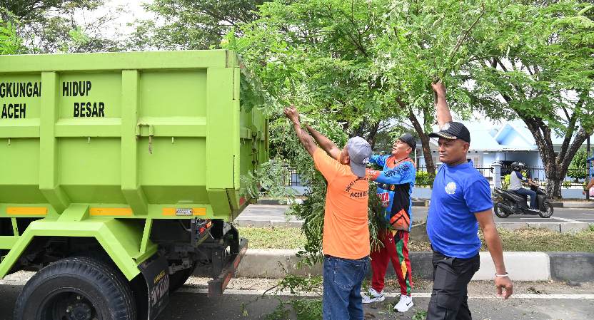 Pj Bupati Aceh Besar Pimpin Aksi Satu Jam Pungut Sampah di Blang Bintang