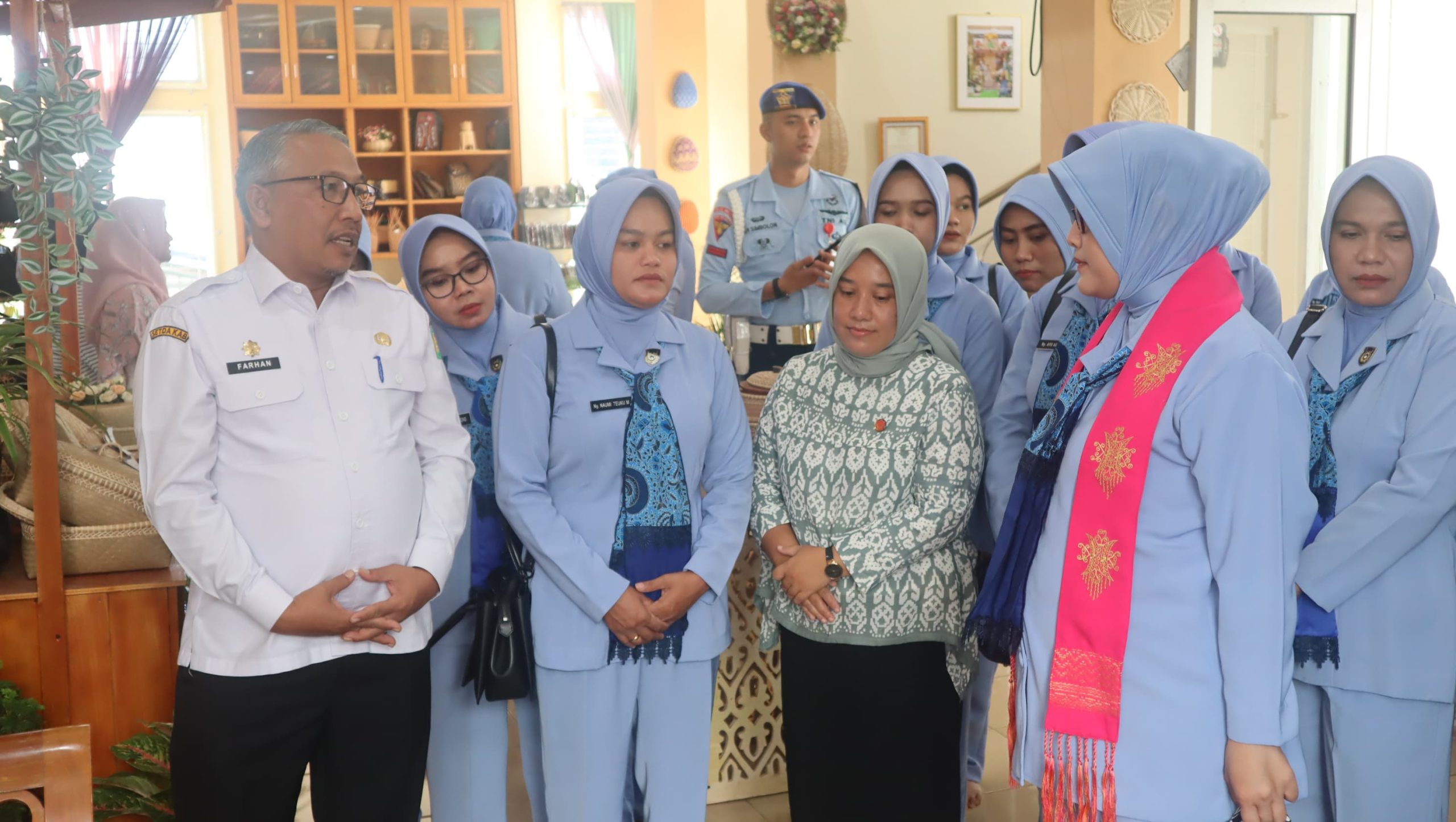 Asisten I Farhan AP Sambut Kunjungan Ketua PIA Lanud SIM ke Dekranasda Aceh Besar