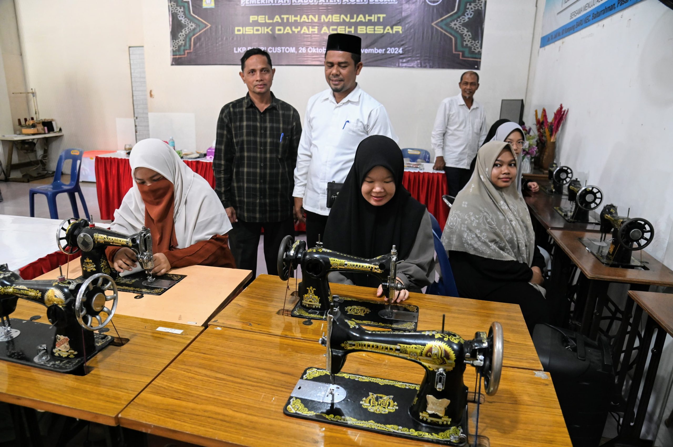 Disdik Dayah Aceh Besar Gelar Pelatihan Menjahit Bagi Santriwati