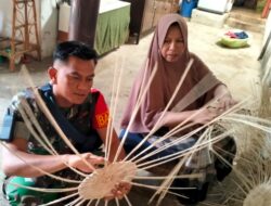 Perkuat Ekonomi Kreatif, Babinsa Weuraya Koramil Lhoknga Temui Pengrajin Rotan