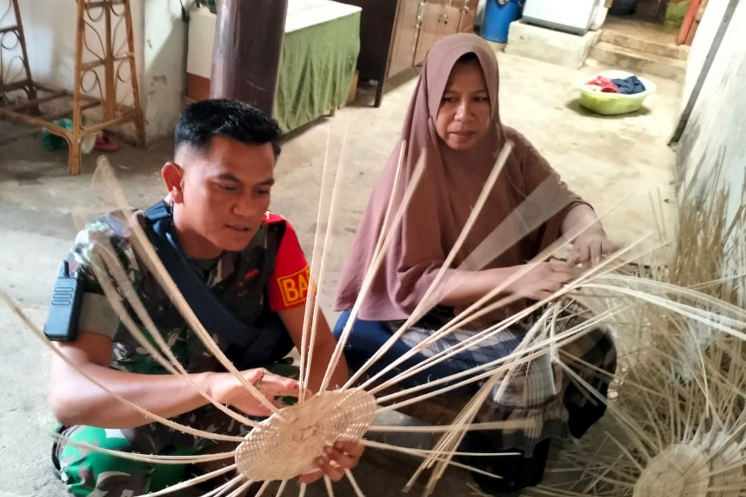 Perkuat Ekonomi Kreatif, Babinsa Weuraya Koramil Lhoknga Temui Pengrajin Rotan
