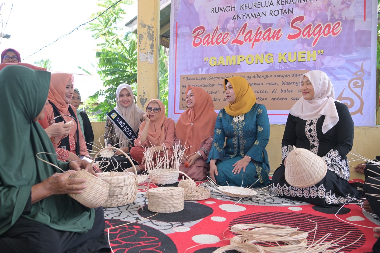 Pj Ketua Dekranasda Aceh Apresiasi Pengrajin Rotan di Gampong Kueh Lhoknga