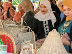 Pj Ketua Dekranasda Aceh Besar Dampingi Dekranasda Aceh Bina dan Nilai Sentra Kerajinan Rotan di Gampong Kueh-Lhoknga
