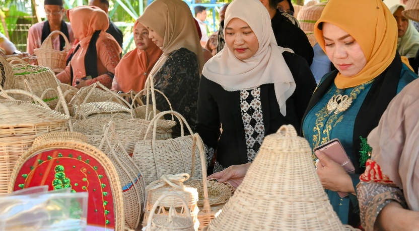 Pj Ketua Dekranasda Aceh Besar Dampingi Dekranasda Aceh Bina dan Nilai Sentra Kerajinan Rotan di Gampong Kueh-Lhoknga