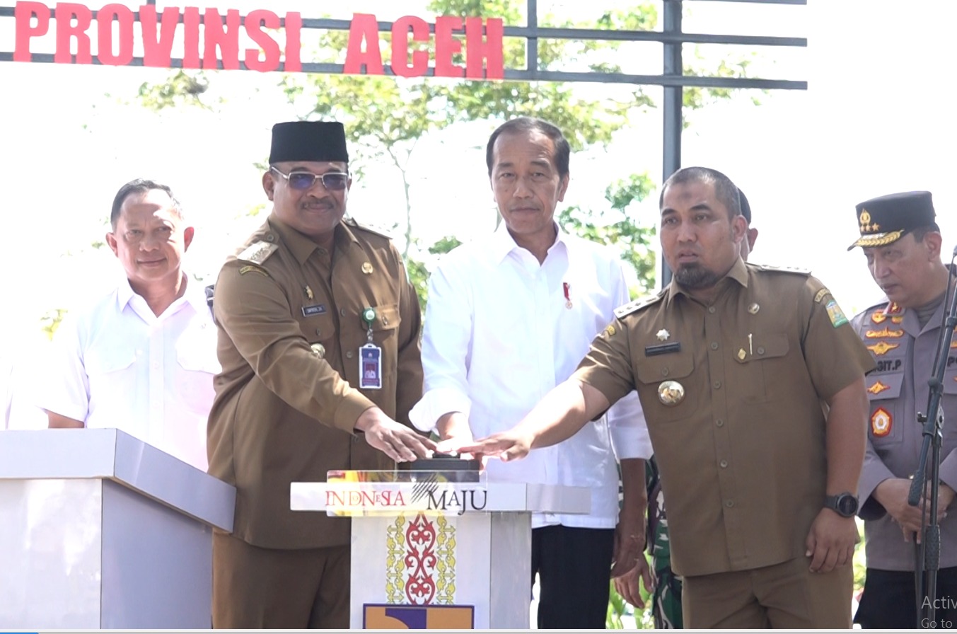 Tekan Tombol Sirene Resmikan Inpres Jalan Daerah, Presiden Jokowi didampingi Pj Gubernur Aceh dan Pj Bupati Aceh Besar