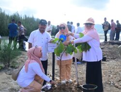 Wakili Pj Bupati, Asisten II Sekda Aceh Besar Ikut Tanam Mangrove pada Peringatan Bulan PRB