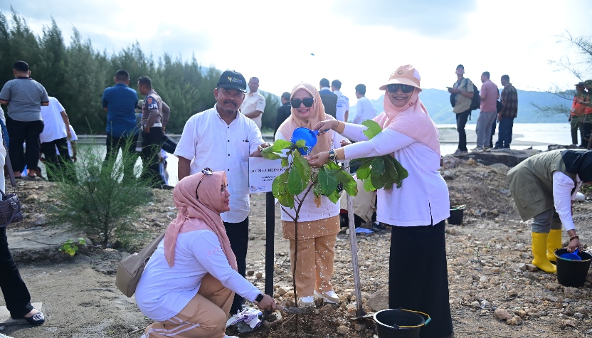 Wakili Pj Bupati, Asisten II Sekda Aceh Besar Ikut Tanam Mangrove pada Peringatan Bulan PRB