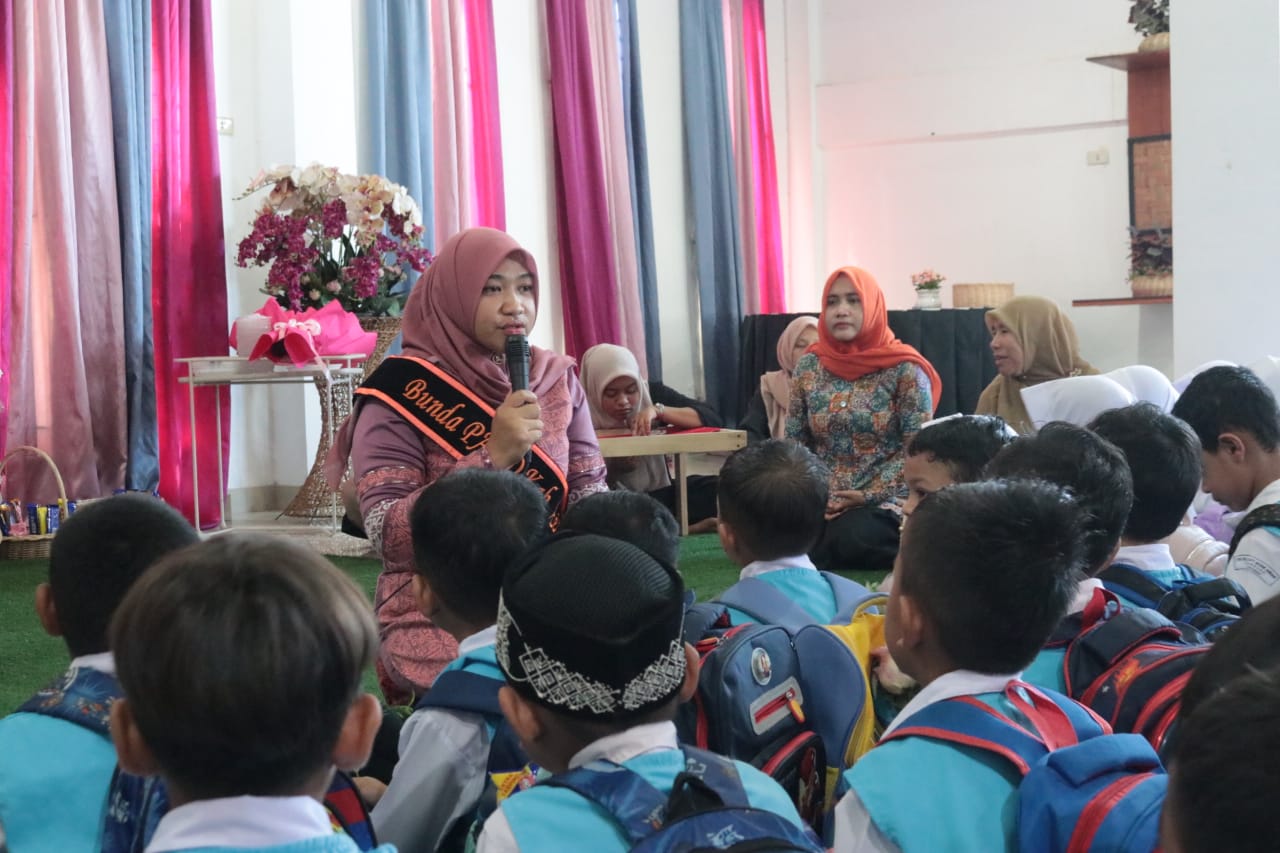 Tingkatkan Literasi, Bunda PAUD Aceh Bacakan Dongeng untuk Peserta Didik TK Hj Cut Nyak Awan Lambaro