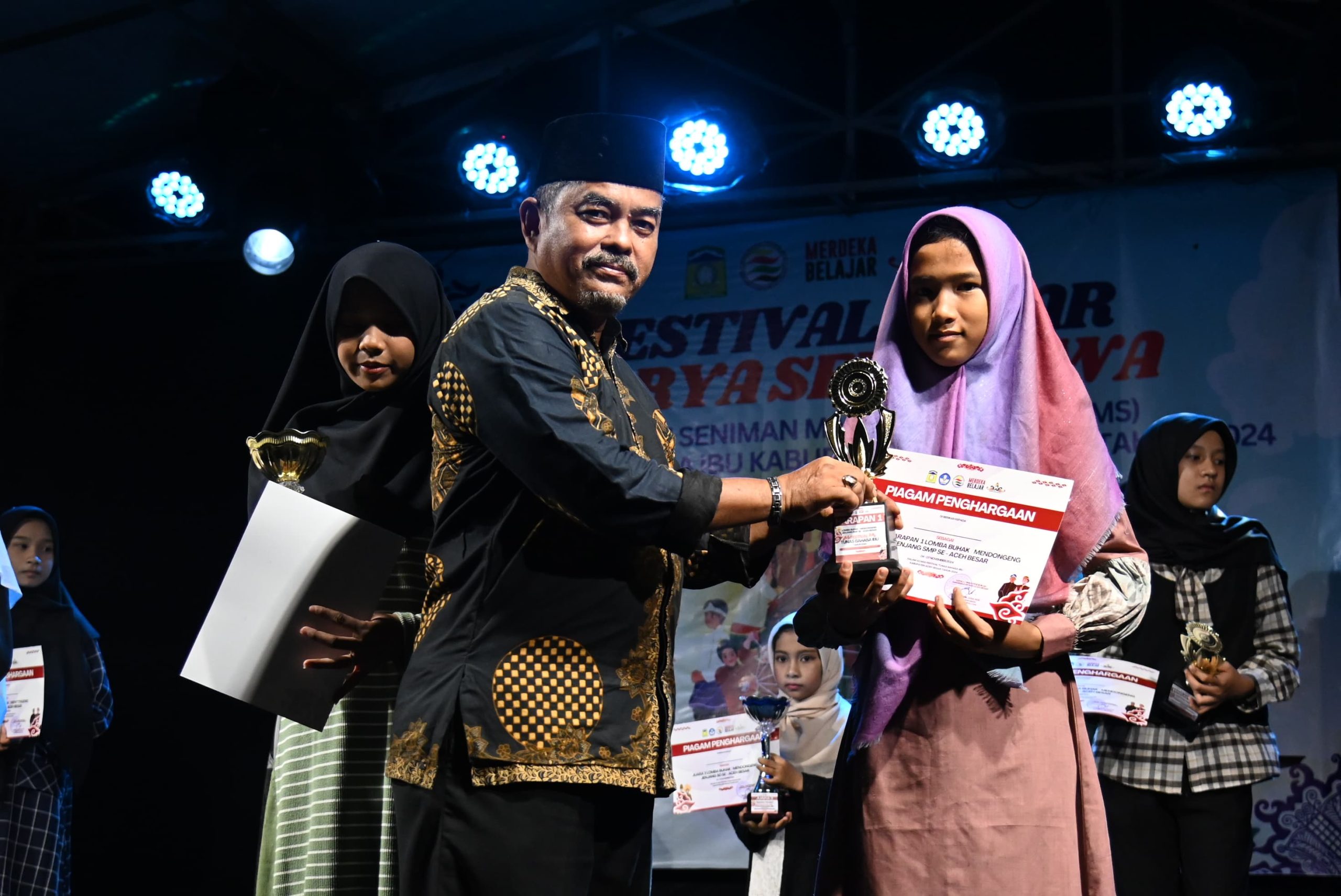 Pj Bupati Aceh Besar Tutup Festival Gelar Karya Seni Siswa dan Festival Tunas Bahasa Ibu