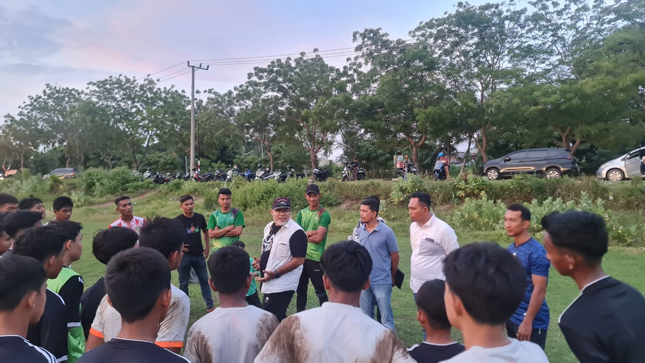 Iwan Setiawan Coaching Clinic Pemain PSAB