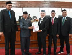 Wakili Pj Bupati, Plh Sekda Aceh Besar Sampaikan Nota Keuangan APBK 2025 di DPRK
