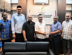 Ketua DPRK Aceh Besar Terima Raqan APBK Aceh Besar 2025